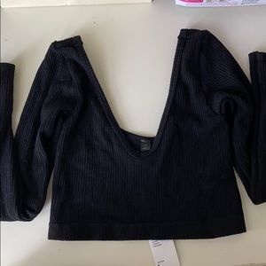 Black vneck long sleeve crop top